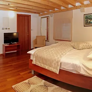 monika.hotels-in-trogir.com/