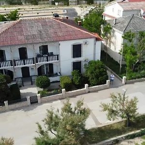 rooms-apartments-kaurloto.hotelinzadar.com/