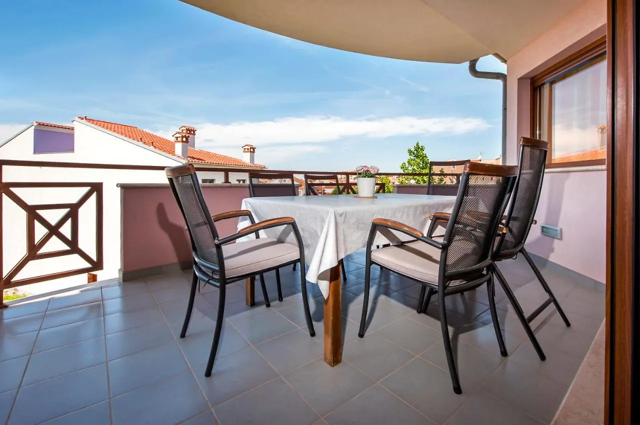 Apartments And Rooms Camaiore Rovinj Guest house