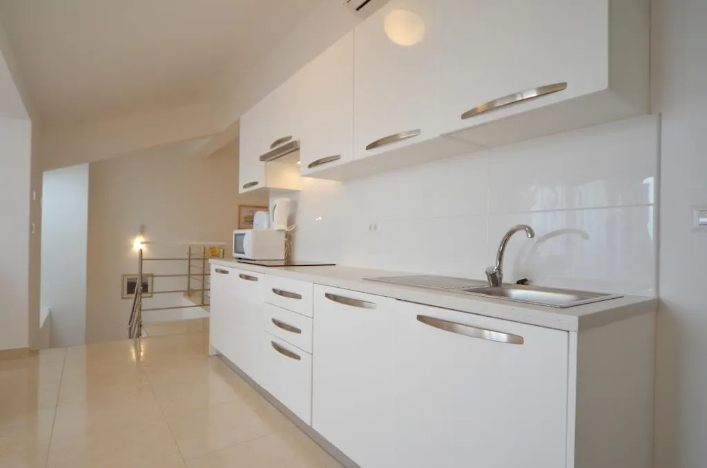 Apartments And Rooms Camaiore Rovinj Guest house