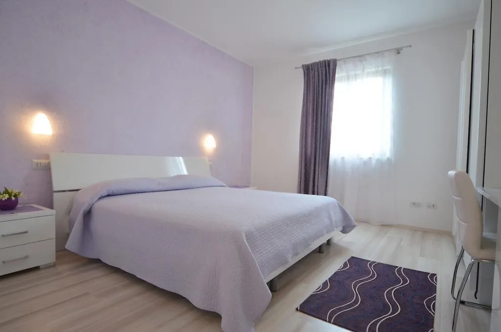 Apartments And Rooms Camaiore Rovinj Guest house